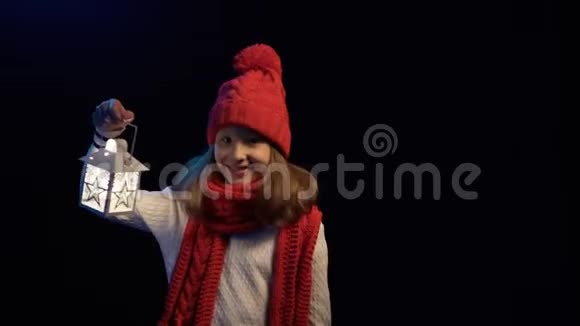 戴着针织冬帽戴着围巾的小女孩站着灯笼视频的预览图
