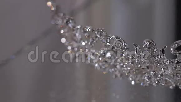 带有反射的钻石婚纱店的豪华珠宝皇冠视频的预览图