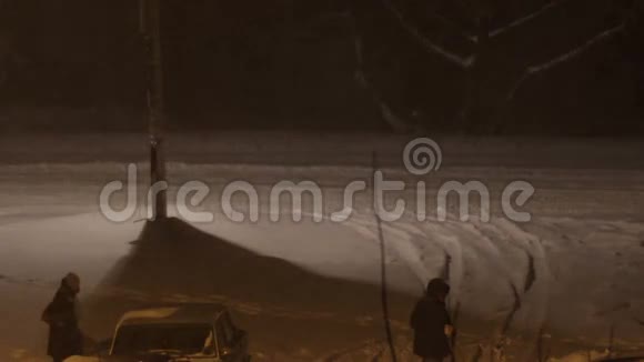 冬天的夜晚雪上汽车开着视频的预览图