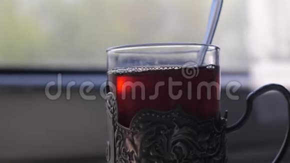 铁路旅行概念一杯杯子里有勺子的茶老式的站在一张桌子上坐在火车的生活方式车厢里视频的预览图