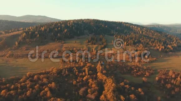 丘陵山区地形的空中拍摄日落时的风景视频的预览图