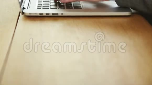 女商人用手在桌上的笔记本电脑键盘上打字视频的预览图
