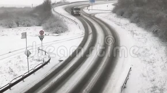 德国乡村公路上的大雪卡车视频的预览图