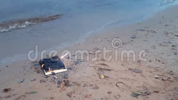 在海岸的沙滩上烧书视频的预览图
