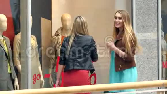 两个金发女郎在购物时讨论一些非常重要的事情视频的预览图