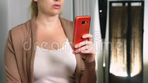 女人用智能手机女人在智能手机上读坏消息视频的预览图