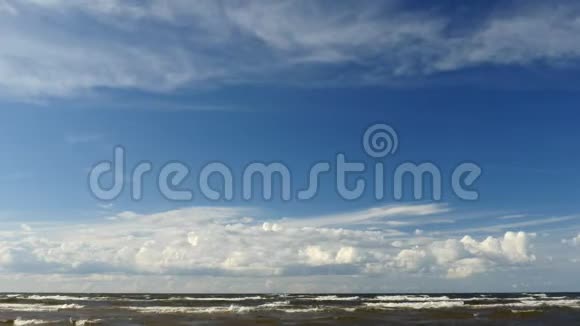 美丽的大海云彩和蓝天视频的预览图