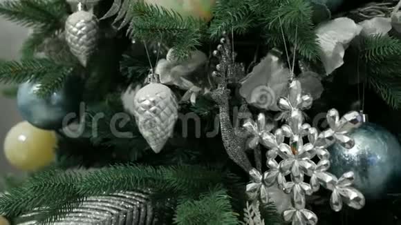 有球和装饰品的圣诞树视频的预览图