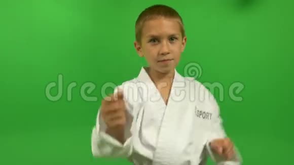 穿着和服的绿色背景的小男孩视频的预览图