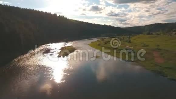 从高处到河流的空中景色视频的预览图
