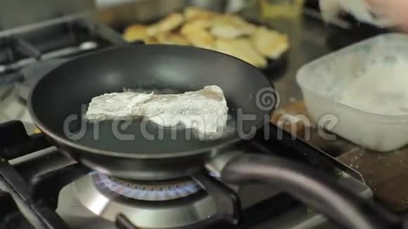 餐厅厨房的厨师烹饪和面粉烤鱼视频的预览图
