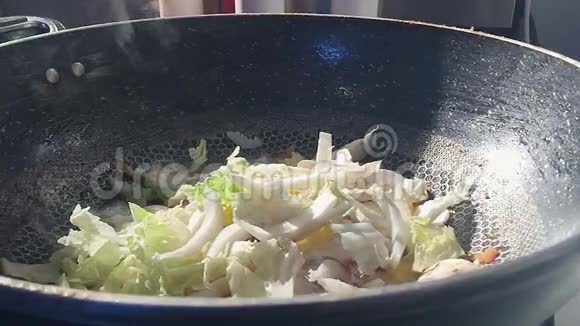 煎锅里放蔬菜炸鸡视频的预览图