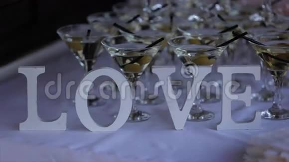 装饰词餐桌上的爱情婚礼视频的预览图