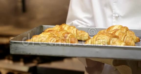 烹饪美食家正在烹饪牛角面包视频的预览图
