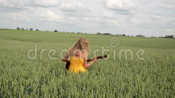 女孩弹吉他摇摆视频的预览图