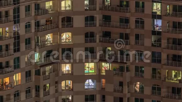 多层建筑的窗户里面有照明公寓里在公寓时间推移视频的预览图