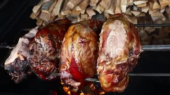 把在明火上烤过的猪肉视频的预览图