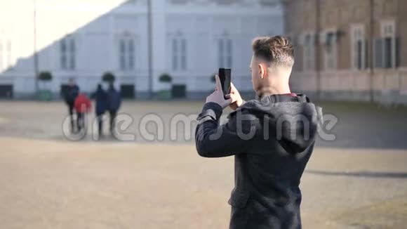年轻人在户外智能手机拍照视频的预览图