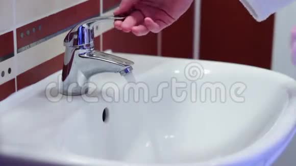 人在水槽里洗手视频的预览图