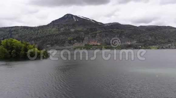 奥地利萨尔茨堡沃尔夫冈湖阿尔卑斯山的山湖风景视频的预览图