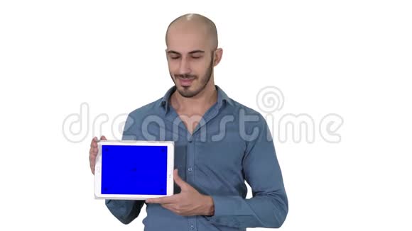 微笑的休闲男子呈现一个平板电脑与空白屏幕的白色背景视频的预览图