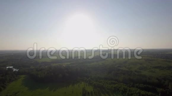 俄罗斯森林田野和村庄的空中景观视频的预览图