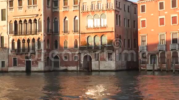 日落时威尼斯的建筑视频的预览图