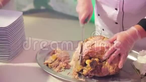 服务员切肉视频的预览图