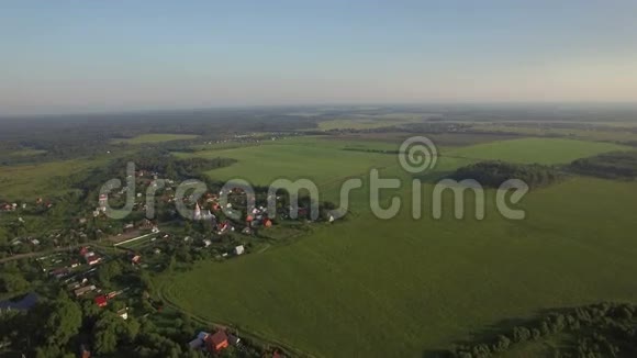 俄罗斯乡村的空中全景视频的预览图