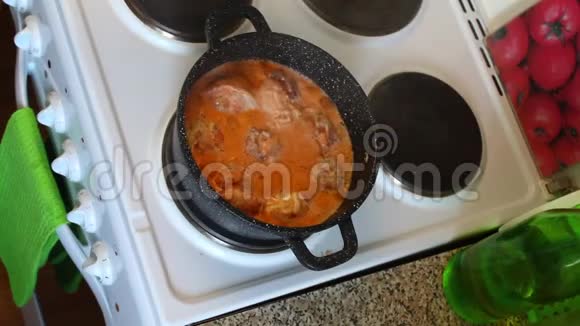 煮酱里的肉丸子站在炉子上男人从锅里取出盖子视频的预览图
