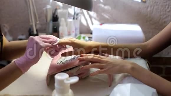 水疗沙龙涂指甲的程序美容院的美容程序水疗修指甲程序视频的预览图