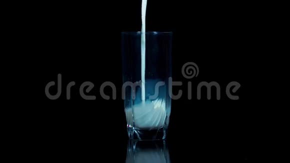 牛奶慢慢倒入玻璃杯中视频的预览图
