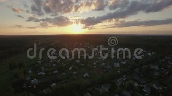 俄罗斯的天际线日落和村庄鸟瞰视频的预览图