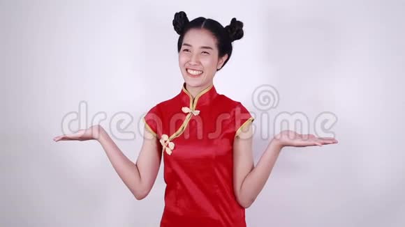 中国新年理念中女性穿红色旗袍手掌敞开视频的预览图