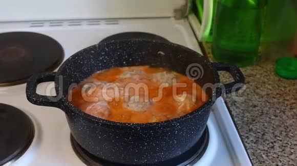 肉丸放在煮酱里放在炉子上放在锅盖上视频的预览图