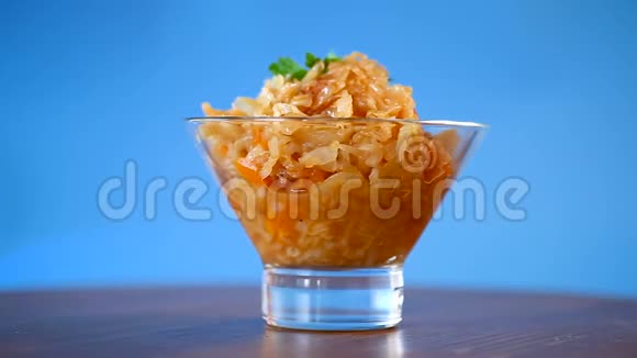 在玻璃碗里盛着胡萝卜的炖白菜视频的预览图