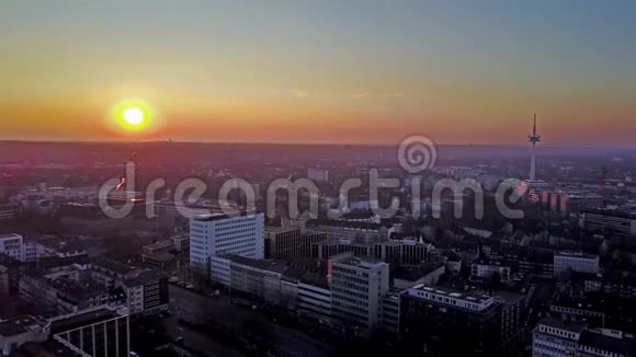 日落时埃森的城市天际线空中德国视频的预览图