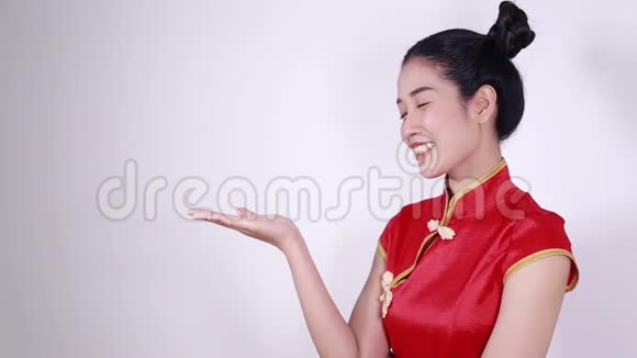 中国新年理念中女性穿红色旗袍手掌敞开视频的预览图