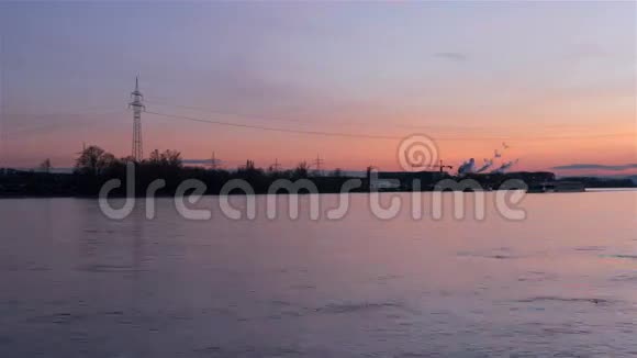 莱茵河在黄昏时分视频的预览图