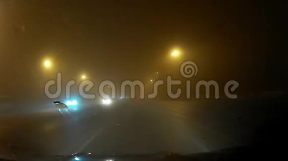 夜雾雾雾中汽车路视频的预览图