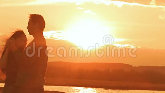 日落时分一男一女在跳华尔兹慢动作视频视频的预览图