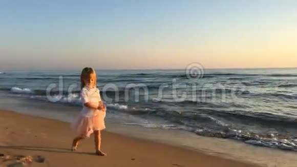小女孩沿着海滩散步视频的预览图