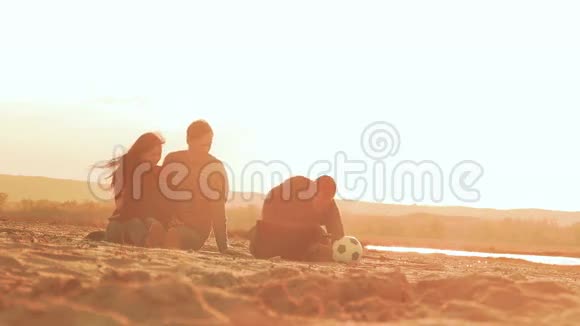 日落时分在海滩上朋友们做自拍手机慢动作视频视频的预览图