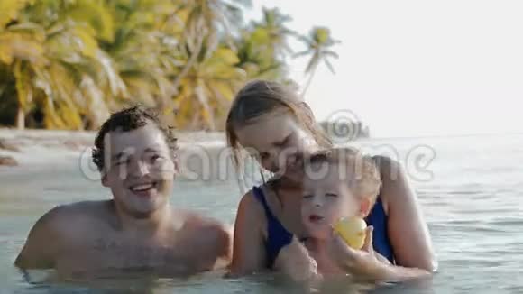 三口之家在热带海水中放松视频的预览图