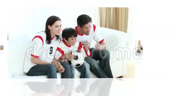 一家人在看足球视频的预览图