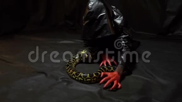 爬蛇和穿黑衣服的女孩视频的预览图