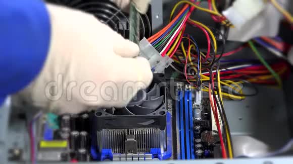 技术人员手动升级电脑主板内存视频的预览图