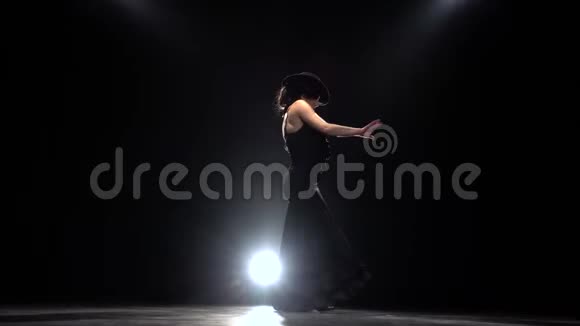 女孩跳舞弗拉门戈黑色背景视频的预览图