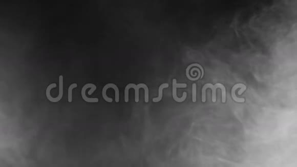 香烟烟雾黑色背景上的抽象烟雾慢动作的烟雾云视频的预览图