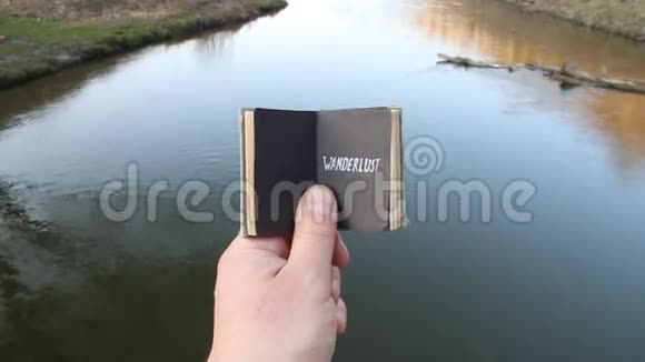 漫游者的概念旅行者拿着一本带有文字的书视频的预览图